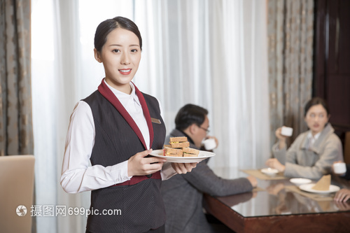 酒店服務(wù)員送餐服務(wù)